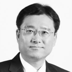 The portrait photo of Myong Hwal Lee, chairman of the Non-executive Director Nominating Committee of KB Financial Group