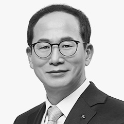 The portrait photo of Jong Hee Yang, Chairman of KB Financial Group
