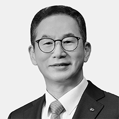 Ini adalah potret Ketua KB Financial Group Yang Jong Hee.