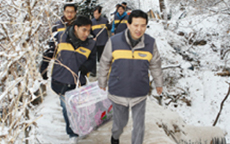 Mengadakan program sukarelawan 「Berbagi Musim Dingin yang Hangat」 untuk liburan (setiap bulan Desember)