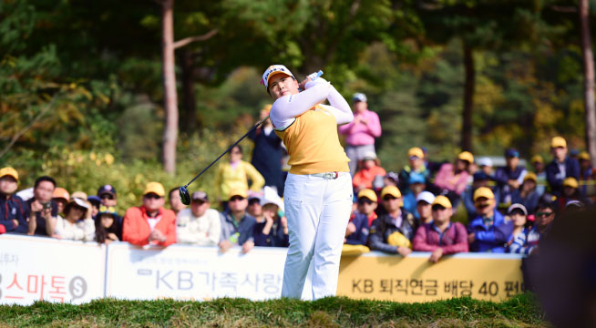 Ini adalah ayunan golf oleh Inbee Park profesional di depan banyak orang