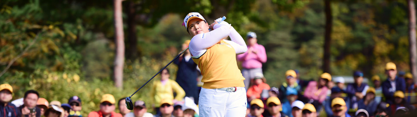 Ini adalah ayunan golf oleh Inbee Park profesional di depan banyak orang